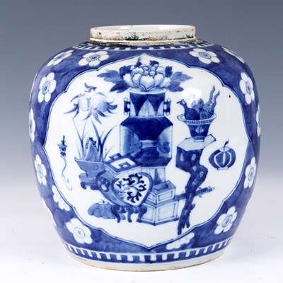 Lot 148 - A LARGE KANG SHI PERIOD CHINESE BLUE AND WHITE...