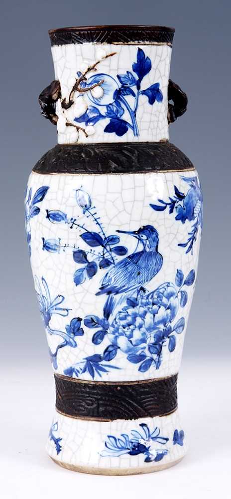 Lot 151 - AN ANTIQUE CHINESE BLUE AND WHITE CRACKLE...