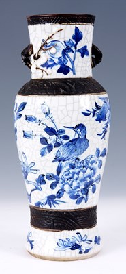 Lot 151 - AN ANTIQUE CHINESE BLUE AND WHITE CRACKLE...