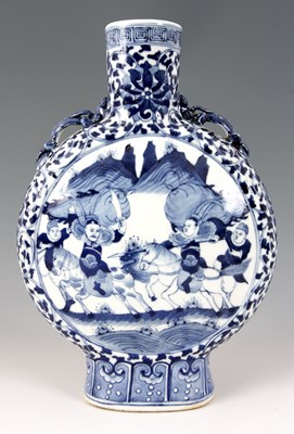 Lot 152 - AN ANTIQUE CHINESE BLUE AND WHITE MOON FLASK...