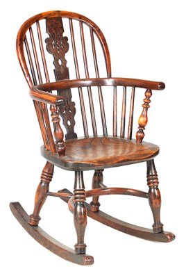 Lot 1033 - A 19TH CENTURY CHILD'S YEW-WOOD WINDSOR CHAIR