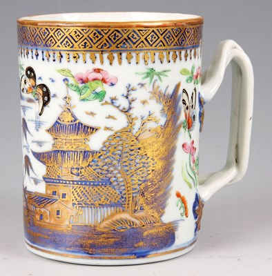 Lot 161 - A 18TH CENTURY CHINESE EXPORT MUG with blue...