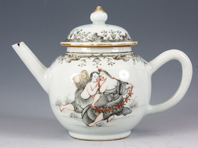 Lot 162 - AN EARLY 19TH CENTURY CHINESE PORCELAIN TEAPOT...
