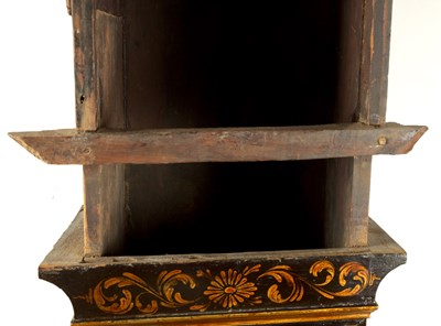 Lot 55 - JOHN TICKELL, CREDITON. A RARE EARLY 18TH CENTURY LACQUERED CHINOISERIE TAVERN CLOCK OF LARGE SIZE