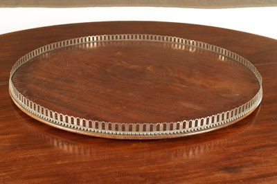 Lot 772 - A RARE LATE GEORGE III REGENCY FIGURED MAHOGANY CIRCULAR DINING TABLE OF LARGE SIZE FITTED WITH A REVOLVING SILVER GALLERIED LAZY SUSAN CENTRE BY MATTHEW BOULTON