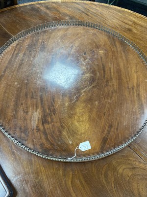 Lot 772 - A RARE LATE GEORGE III REGENCY FIGURED MAHOGANY CIRCULAR DINING TABLE OF LARGE SIZE FITTED WITH A REVOLVING SILVER GALLERIED LAZY SUSAN CENTRE BY MATTHEW BOULTON