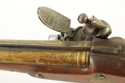 Lot 287 - WALLIS. AN EARLY 19TH CENTURY FLINTLOCK COACHING BLUNDERBUSS WITH OVER FLICK BAYONET