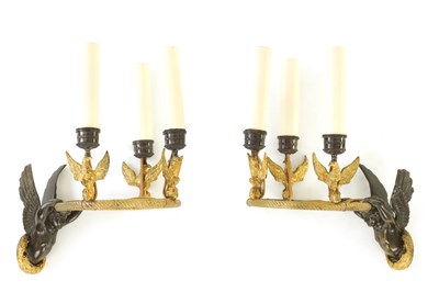 Lot 385 - A PAIR OF EARLY 20TH CENTURY REGENCY STYLE BRONZE AND ORMOLU WALL LIGHTS