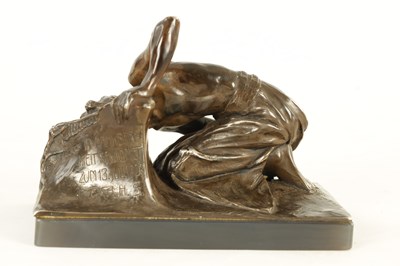 Lot 367 - AN ART NOUVEAU PATINATED BRONZED METAL AND AGATE SCULPTURE