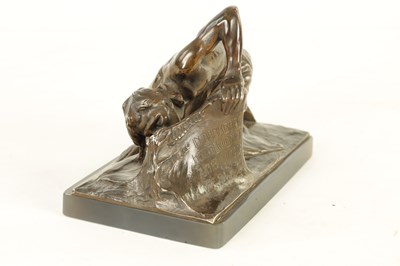Lot 367 - AN ART NOUVEAU PATINATED BRONZED METAL AND AGATE SCULPTURE