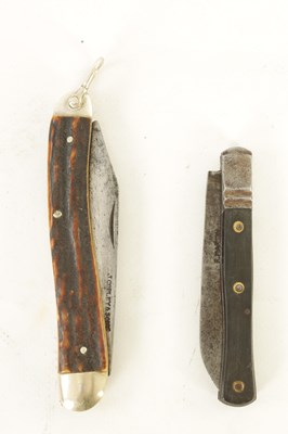 Lot 257 - A STAG HORN PEN KNIFE BY J. COPLEY & SONS TOGETHER WITH AN EBONY HANDLED PENKNIFE BY R. MARTIN