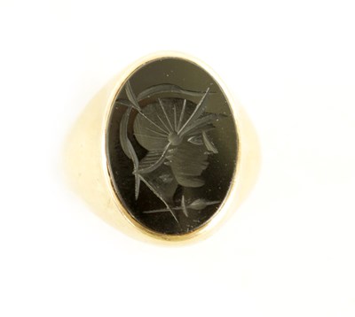 Lot 175 - A 19TH CENTURY 9CT GOLD AND BLACK ONYX INTAGLIO SIGNET RING