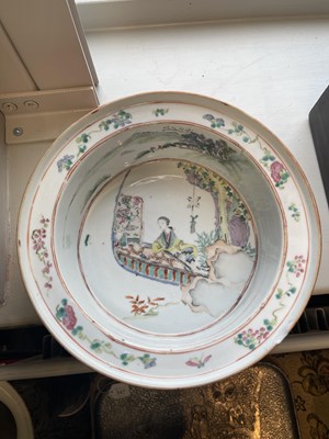 Lot 69 - A 19TH CENTURY CHINESE PORCELAIN FAMILLE VERTE BOWL