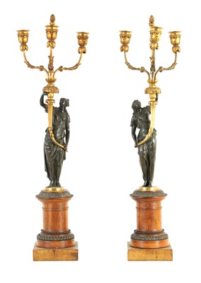 Lot 404 - A FINE PAIR OF EARLY 19TH CENTURY FRENCH EMPIRE CAST BRONZE, ORMOLU AND OAK MOUNTED CANDELABRA