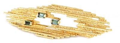 Lot 176 - A STYLISH 14CT GOLD AND EMERALD PIN BROOCH