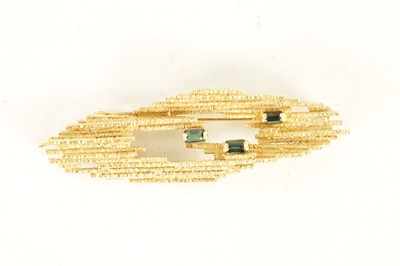 Lot 176 - A STYLISH 14CT GOLD AND EMERALD PIN BROOCH