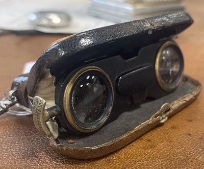 Lot 369 - AN UNUSUAL SET OF 19TH CENTURY FRENCH FOLDING OPERA GLASSES IN FITTED PURSE