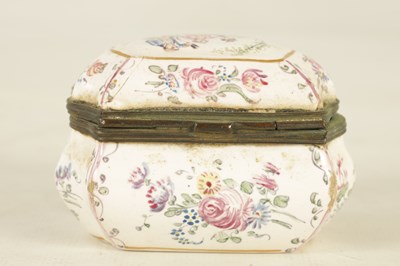 Lot 25 - AN 18TH/EARLY 19TH CENTURY FRENCH PORCELAIN PATCH BOX