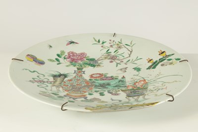 Lot 58 - A LARGE 18TH CENTURY FAMILLE VERTE CHINESE CHARGER