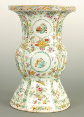 Lot 41 - A LARGE CHINESE FAMILLE ROSE VASE WITH FLARD NECK AND BASE
