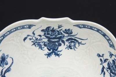 Lot 56 - A FIRST PERIOD WORCESTER BLUE AND WHITE SCALLOP EDGE JUNKET DISH
