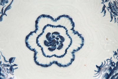 Lot 81 - A FIRST PERIOD WORCESTER BLUE AND WHITE SCALLOP EDGE JUNKET DISH