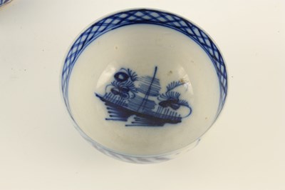 Lot 22 - AN 18TH/19TH CENTURY ENGLISH PORCELAIN PEARLWARE BOWL