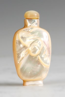 Lot 351 - A CHINESE PEARLISED HARD STONE SNUFF BOTTLE AND STOPPER