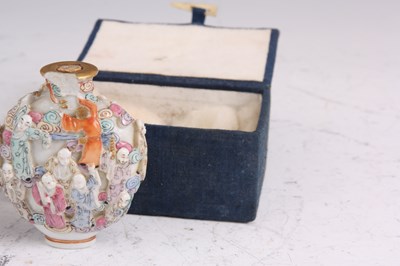 Lot 139 - A 19TH CENTURY CHINESE OVOID SNUFF BOTTLE AND A BOXED SET OF JAPANESE SMALL PICTURES