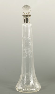 Lot 2 - A STYLISH GEORGE V STOURBRIDGE SILVER MOUNTED GLASS LIQUOR DECANTER AND FACETTED STOPPER