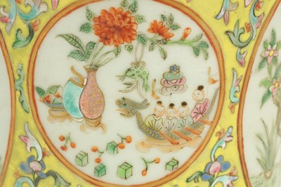 Lot 75 - AN 18TH/19TH CENTURY CHINESE FAMILLE VERTE YELLOW GROUND VASE