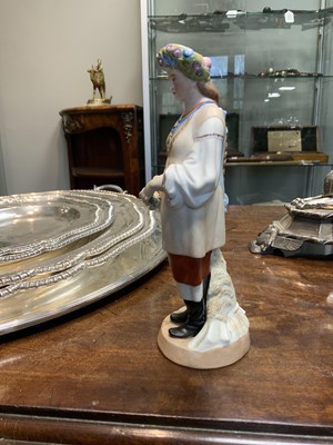 Lot 24 - AN EARLY 20TH CENTURY RUSSIAN STANDING BISQUE FIGURE OF A FLOWER GIRL