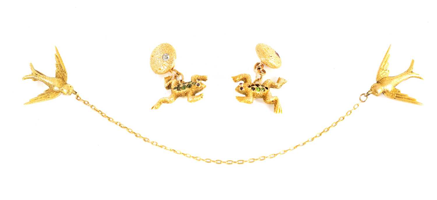 Lot 180 - A PAIR OF 15CT GOLD EMERALD, RUBY AND DIAMOND CHAIN-LINK FROG CUFFLINKS