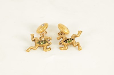Lot 180 - A PAIR OF 15CT GOLD EMERALD, RUBY AND DIAMOND CHAIN-LINK FROG CUFFLINKS