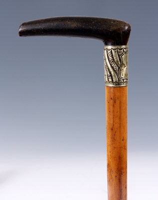 Lot 327 - A LATE 19TH CENTURY RHINO HORN HANDLED WALKING...