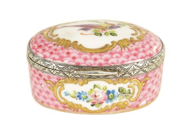 Lot 26 - A LATE 18TH/EARLY 19TH CENTURY CONTINENTAL PORCELAIN AND SILVER GILT PATCH BOX