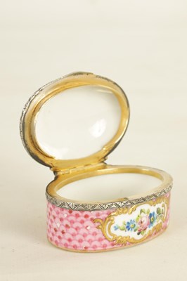 Lot 26 - A LATE 18TH/EARLY 19TH CENTURY CONTINENTAL PORCELAIN AND SILVER GILT PATCH BOX