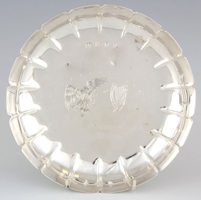 Lot 408 - AN ELIZABETH II SILVER COMMEMORATIVE STRAWBERRY DISH COMMEMORATING THE BI-CENTENARY OF AMERICAN INDEPENDENCE