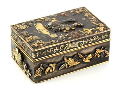 Lot 197 - A LATE 19TH CENTURY JAPANESE MEIJI PERIOD SMALL RECTANGULAR BRONZE AND MULTI-COLOURED MIXED METAL SNUFF BOX