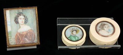 Lot 217 - TWO 19TH CENTURY FRENCH IVORY AND TORTOISESHELL LINED CIRCULAR TRINKET BOXES
