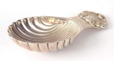 Lot 418 - AN EARLY 20TH CENTURY SILVER SHELL SHAPED CADDY SPOON