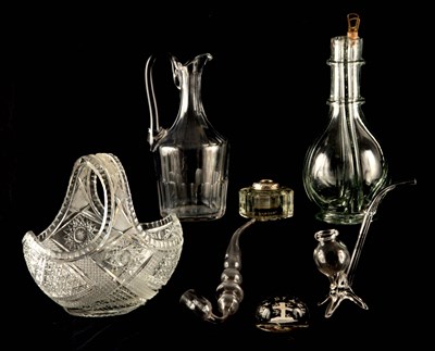 Lot 236 - A SELECTION OF GLASS ITEMS
