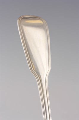 Lot 431 - A VICTORIAN DOUBLE STRUCK FIDDLE & THREAD PATTERN SILVER BASTING SPOON