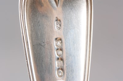 Lot 431 - A VICTORIAN DOUBLE STRUCK FIDDLE & THREAD PATTERN SILVER BASTING SPOON
