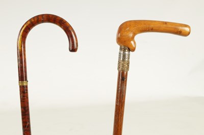 Lot 513 - A 20TH CENTURY SWORD STICK TOGETHER WITH A 20TH CENTURY SIMULATED TORTOISESHELL WALKING STICK WITH PULL OUT KOSH