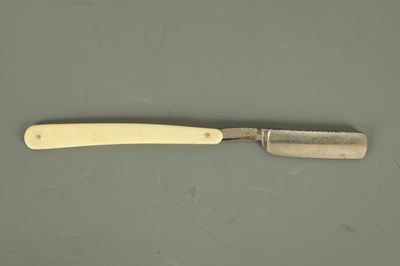 Lot 172 - A SELECTION OF TWO 19TH CENTURY CUT THROAT RAZERS AND THREE 19TH CENTURY TWO BLADE POCKET KNIVES
