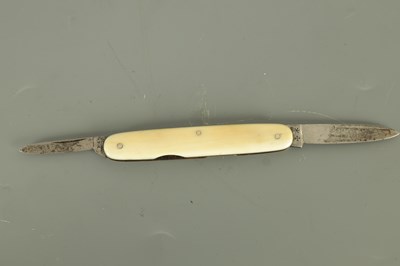 Lot 172 - A SELECTION OF TWO 19TH CENTURY CUT THROAT RAZERS AND THREE 19TH CENTURY TWO BLADE POCKET KNIVES