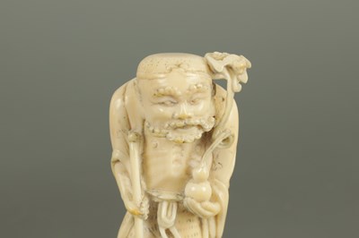 Lot 29 - AN 18/19TH CENTURY CHINESE IVORY SCULPTURE