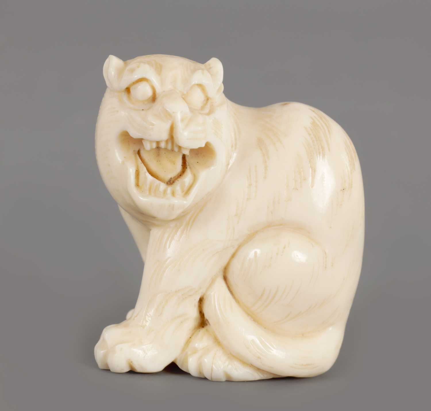 Lot 262 - A JAPANESE MEIJI PERIOD IVORY NETSUKE