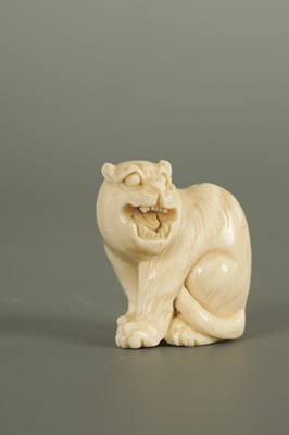 Lot 262 - A JAPANESE MEIJI PERIOD IVORY NETSUKE